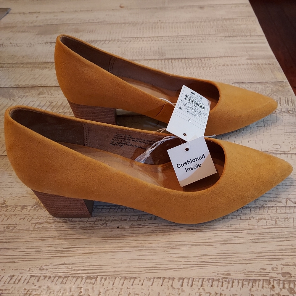 Universal Thread Yellow Pumps